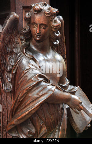 Holz geschnitzte Statue eines Engels eine konfessionelle Tellerrand der St. Johannes Kirche in Mechelen, Belgien Stockfoto