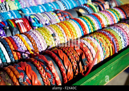 Armbänder aus Leder in bunten Farben in Handarbeit gefertigt ein outdoor-Markt Stockfoto