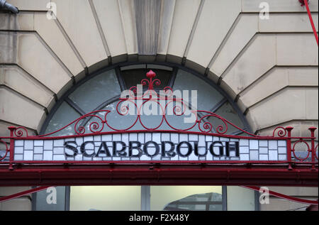 Zielname in Schmiedeeisen und Glasdach der Victoria Station in Manchester Stockfoto