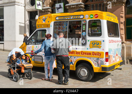 Familie im quirligen Ices Eiswagen, Market Street, Wellingborough, Northamptonshire, England, Vereinigtes Königreich Stockfoto