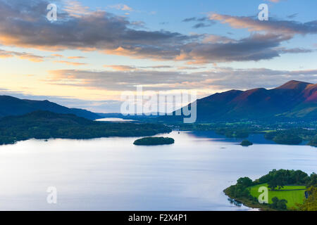 Sonnenuntergang über Derwent Water, Borrowdale, Allerdale im Lake District.  Von Überraschung gesehen Stockfoto