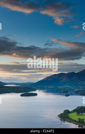 Sonnenuntergang über Derwent Water, Borrowdale, Allerdale im Lake District.  Von Überraschung gesehen Stockfoto