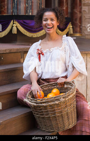 London, UK. 23.09.2015. Gugu Mbatha-Raw als Nell Gwynn. Fototermin für die Play/Komödie Nell Gwynn von Jessica Swale im Globe Theatre. Leistungen unter der Regie von Christopher Luscombe vom 19. September bis 17. Oktober 2015 laufen. Gugu Mbatha-Raw (Nell Gwynn), Greg Haiste (Edward Kynaston), Jay Taylor (Charles Hart) und David Sturzaker (König Charles II). Stockfoto