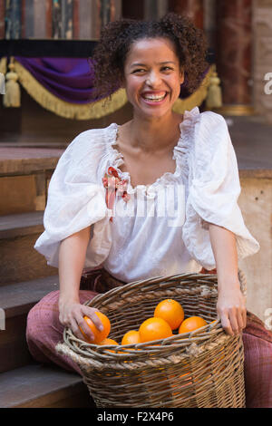 London, UK. 23.09.2015. Gugu Mbatha-Raw als Nell Gwynn. Fototermin für die Play/Komödie Nell Gwynn von Jessica Swale im Globe Theatre. Leistungen unter der Regie von Christopher Luscombe vom 19. September bis 17. Oktober 2015 laufen. Gugu Mbatha-Raw (Nell Gwynn), Greg Haiste (Edward Kynaston), Jay Taylor (Charles Hart) und David Sturzaker (König Charles II). Stockfoto