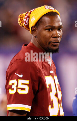 East Rutherford, New Jersey, USA. 24. September 2015. Oklahoma City Thunder Kevin Durant (35) sieht eine Washington Redskins Trikot und Hut während der Warm-ups vor dem NFL-Spiel zwischen den Washington Redskins und die New York Giants im MetLife Stadium in East Rutherford, New Jersey. Christopher Szagola/CSM/Alamy Live-Nachrichten Stockfoto