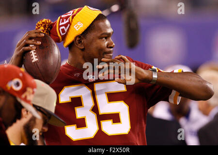 East Rutherford, New Jersey, USA. 24. September 2015. Oklahoma City Thunder Kevin Durant (35) wirft den Ball herum in einem Washington Redskins Trikot und Hut während der Warm-ups vor dem NFL-Spiel zwischen den Washington Redskins und die New York Giants im MetLife Stadium in East Rutherford, New Jersey. Christopher Szagola/CSM/Alamy Live-Nachrichten Stockfoto