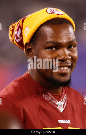 East Rutherford, New Jersey, USA. 24. September 2015. Oklahoma City Thunder Kevin Durant (35) sieht zwar eine Washington Redskins Trikot und Hut während der Warm-ups vor dem NFL-Spiel zwischen den Washington Redskins und die New York Giants im MetLife Stadium in East Rutherford, New Jersey. Christopher Szagola/CSM/Alamy Live-Nachrichten Stockfoto