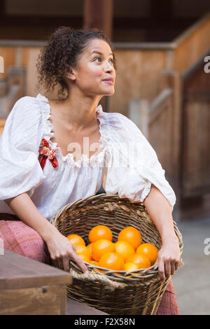 London, UK. 23.09.2015. Gugu Mbatha-Raw als Nell Gwynn. Fototermin für die Play/Komödie Nell Gwynn von Jessica Swale im Globe Theatre. Leistungen unter der Regie von Christopher Luscombe vom 19. September bis 17. Oktober 2015 laufen. Gugu Mbatha-Raw (Nell Gwynn), Greg Haiste (Edward Kynaston), Jay Taylor (Charles Hart) und David Sturzaker (König Charles II). Stockfoto