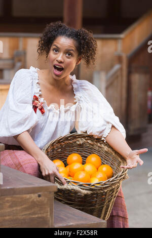 London, UK. 23.09.2015. Gugu Mbatha-Raw als Nell Gwynn. Fototermin für die Play/Komödie Nell Gwynn von Jessica Swale im Globe Theatre. Leistungen unter der Regie von Christopher Luscombe vom 19. September bis 17. Oktober 2015 laufen. Gugu Mbatha-Raw (Nell Gwynn), Greg Haiste (Edward Kynaston), Jay Taylor (Charles Hart) und David Sturzaker (König Charles II). Stockfoto