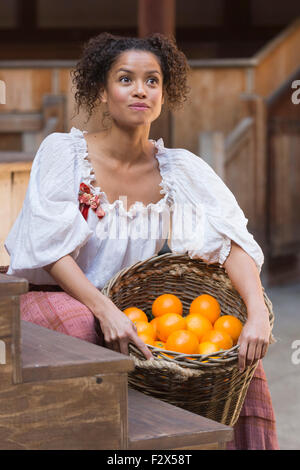 London, UK. 23.09.2015. Gugu Mbatha-Raw als Nell Gwynn. Fototermin für die Play/Komödie Nell Gwynn von Jessica Swale im Globe Theatre. Leistungen unter der Regie von Christopher Luscombe vom 19. September bis 17. Oktober 2015 laufen. Gugu Mbatha-Raw (Nell Gwynn), Greg Haiste (Edward Kynaston), Jay Taylor (Charles Hart) und David Sturzaker (König Charles II). Stockfoto