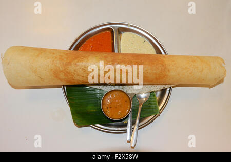 Masala Dosa serviert mit verschiedenen Chutney-Sauce. Stockfoto