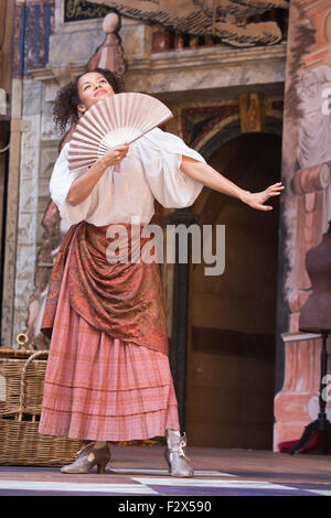 London, UK. 23.09.2015. Gugu Mbatha-Raw als Nell Gwynn. Fototermin für die Play/Komödie Nell Gwynn von Jessica Swale im Globe Theatre. Leistungen unter der Regie von Christopher Luscombe vom 19. September bis 17. Oktober 2015 laufen. Gugu Mbatha-Raw (Nell Gwynn), Greg Haiste (Edward Kynaston), Jay Taylor (Charles Hart) und David Sturzaker (König Charles II). Stockfoto