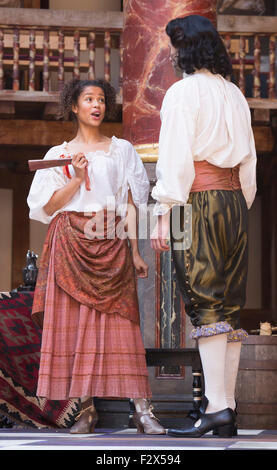 London, UK. 23.09.2015. Gugu Mbatha-Raw als Nell Gwynn und Jay Taylor als Charles Hart. Fototermin für die Play/Komödie Nell Gwynn von Jessica Swale im Globe Theatre. Leistungen unter der Regie von Christopher Luscombe vom 19. September bis 17. Oktober 2015 laufen. Gugu Mbatha-Raw (Nell Gwynn), Greg Haiste (Edward Kynaston), Jay Taylor (Charles Hart) und David Sturzaker (König Charles II). Stockfoto