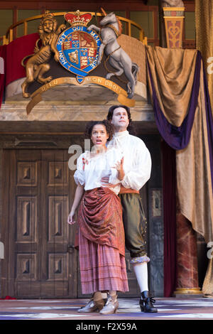 London, UK. 23.09.2015. Gugu Mbatha-Raw als Nell Gwynn und Jay Taylor als Charles Hart. Fototermin für die Play/Komödie Nell Gwynn von Jessica Swale im Globe Theatre. Leistungen unter der Regie von Christopher Luscombe vom 19. September bis 17. Oktober 2015 laufen. Gugu Mbatha-Raw (Nell Gwynn), Greg Haiste (Edward Kynaston), Jay Taylor (Charles Hart) und David Sturzaker (König Charles II). Stockfoto