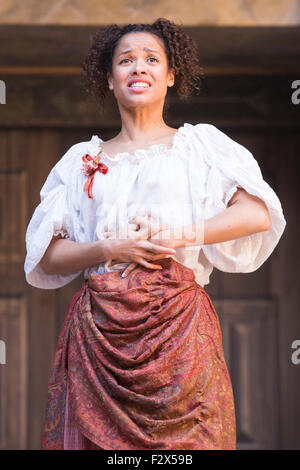 London, UK. 23.09.2015. Gugu Mbatha-Raw als Nell Gwynn. Fototermin für die Play/Komödie Nell Gwynn von Jessica Swale im Globe Theatre. Leistungen unter der Regie von Christopher Luscombe vom 19. September bis 17. Oktober 2015 laufen. Gugu Mbatha-Raw (Nell Gwynn), Greg Haiste (Edward Kynaston), Jay Taylor (Charles Hart) und David Sturzaker (König Charles II). Stockfoto