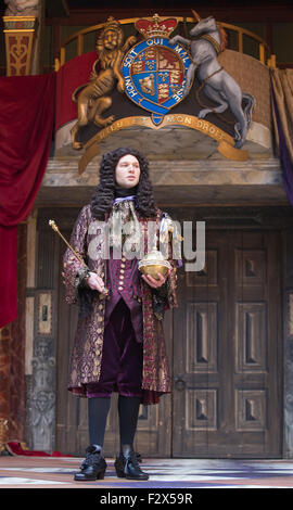 London, UK. 23.09.2015. David Sturzaker als König Charles II. Fototermin für die Play/Komödie Nell Gwynn von Jessica Swale im Globe Theatre. Leistungen unter der Regie von Christopher Luscombe vom 19. September bis 17. Oktober 2015 laufen. Gugu Mbatha-Raw (Nell Gwynn), Greg Haiste (Edward Kynaston), Jay Taylor (Charles Hart) und David Sturzaker (König Charles II). Stockfoto