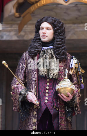 London, UK. 23.09.2015. David Sturzaker als König Charles II. Fototermin für die Play/Komödie Nell Gwynn von Jessica Swale im Globe Theatre. Leistungen unter der Regie von Christopher Luscombe vom 19. September bis 17. Oktober 2015 laufen. Gugu Mbatha-Raw (Nell Gwynn), Greg Haiste (Edward Kynaston), Jay Taylor (Charles Hart) und David Sturzaker (König Charles II). Stockfoto