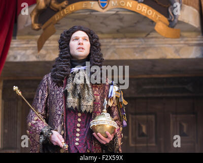 London, UK. 23.09.2015. David Sturzaker als König Charles II. Fototermin für die Play/Komödie Nell Gwynn von Jessica Swale im Globe Theatre. Leistungen unter der Regie von Christopher Luscombe vom 19. September bis 17. Oktober 2015 laufen. Gugu Mbatha-Raw (Nell Gwynn), Greg Haiste (Edward Kynaston), Jay Taylor (Charles Hart) und David Sturzaker (König Charles II). Stockfoto