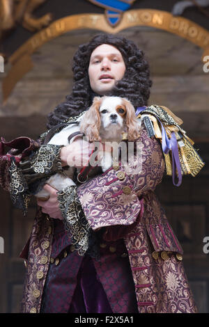 London, UK. 23.09.2015. David Sturzaker als König Charles II mit Monni der Hund. Fototermin für die Play/Komödie Nell Gwynn von Jessica Swale im Globe Theatre. Leistungen unter der Regie von Christopher Luscombe vom 19. September bis 17. Oktober 2015 laufen. Gugu Mbatha-Raw (Nell Gwynn), Greg Haiste (Edward Kynaston), Jay Taylor (Charles Hart) und David Sturzaker (König Charles II). Stockfoto