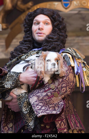 London, UK. 23.09.2015. David Sturzaker als König Charles II mit Monni der Hund. Fototermin für die Play/Komödie Nell Gwynn von Jessica Swale im Globe Theatre. Leistungen unter der Regie von Christopher Luscombe vom 19. September bis 17. Oktober 2015 laufen. Gugu Mbatha-Raw (Nell Gwynn), Greg Haiste (Edward Kynaston), Jay Taylor (Charles Hart) und David Sturzaker (König Charles II). Stockfoto