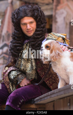 London, UK. 23.09.2015. David Sturzaker als König Charles II mit Monni der Hund. Fototermin für die Play/Komödie Nell Gwynn von Jessica Swale im Globe Theatre. Leistungen unter der Regie von Christopher Luscombe vom 19. September bis 17. Oktober 2015 laufen. Gugu Mbatha-Raw (Nell Gwynn), Greg Haiste (Edward Kynaston), Jay Taylor (Charles Hart) und David Sturzaker (König Charles II). Stockfoto