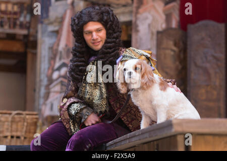 London, UK. 23.09.2015. David Sturzaker als König Charles II mit Monni der Hund. Fototermin für die Play/Komödie Nell Gwynn von Jessica Swale im Globe Theatre. Leistungen unter der Regie von Christopher Luscombe vom 19. September bis 17. Oktober 2015 laufen. Gugu Mbatha-Raw (Nell Gwynn), Greg Haiste (Edward Kynaston), Jay Taylor (Charles Hart) und David Sturzaker (König Charles II). Stockfoto