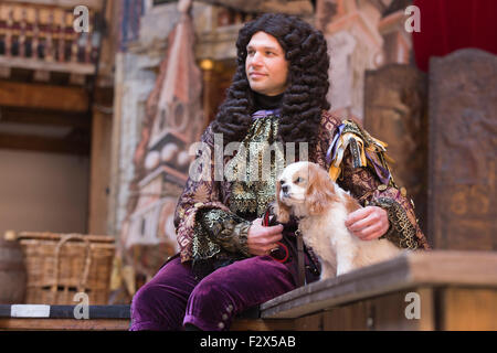 London, UK. 23.09.2015. David Sturzaker als König Charles II mit Monni der Hund. Fototermin für die Play/Komödie Nell Gwynn von Jessica Swale im Globe Theatre. Leistungen unter der Regie von Christopher Luscombe vom 19. September bis 17. Oktober 2015 laufen. Gugu Mbatha-Raw (Nell Gwynn), Greg Haiste (Edward Kynaston), Jay Taylor (Charles Hart) und David Sturzaker (König Charles II). Stockfoto