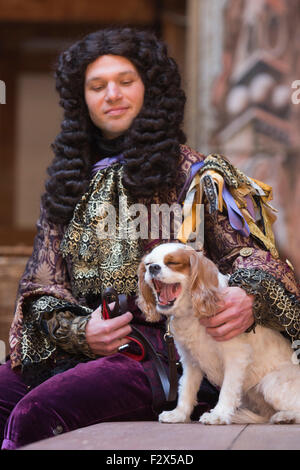 London, UK. 23.09.2015. David Sturzaker als König Charles II mit Monni der Hund. Fototermin für die Play/Komödie Nell Gwynn von Jessica Swale im Globe Theatre. Leistungen unter der Regie von Christopher Luscombe vom 19. September bis 17. Oktober 2015 laufen. Gugu Mbatha-Raw (Nell Gwynn), Greg Haiste (Edward Kynaston), Jay Taylor (Charles Hart) und David Sturzaker (König Charles II). Stockfoto