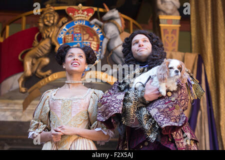 London, UK. 23.09.2015. Gugu Mbatha-Raw (Nell Gwynn) und David Sturzaker (König Charles II) mit Monni der Hund. Fototermin für die Play/Komödie Nell Gwynn von Jessica Swale im Globe Theatre. Leistungen unter der Regie von Christopher Luscombe vom 19. September bis 17. Oktober 2015 laufen. Gugu Mbatha-Raw (Nell Gwynn), Greg Haiste (Edward Kynaston), Jay Taylor (Charles Hart) und David Sturzaker (König Charles II). Stockfoto