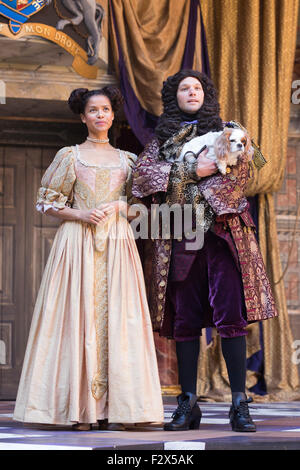 London, UK. 23.09.2015. Gugu Mbatha-Raw (Nell Gwynn) und David Sturzaker (König Charles II) mit Monni der Hund. Fototermin für die Play/Komödie Nell Gwynn von Jessica Swale im Globe Theatre. Leistungen unter der Regie von Christopher Luscombe vom 19. September bis 17. Oktober 2015 laufen. Gugu Mbatha-Raw (Nell Gwynn), Greg Haiste (Edward Kynaston), Jay Taylor (Charles Hart) und David Sturzaker (König Charles II). Stockfoto