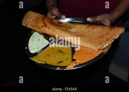 Masala Dosa serviert mit verschiedenen Chutney-Sauce. Stockfoto