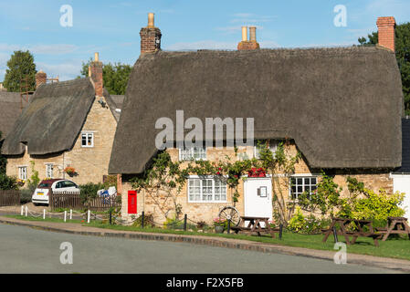 Strohgedeckten Hütten im Dorf Weekley, Northamptonshire, England, Vereinigtes Königreich