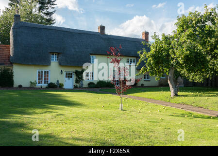 Reetdachhaus mit Garten in Dorf Weekley, Northamptonshire, England, Vereinigtes Königreich Stockfoto