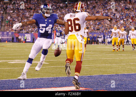 East Rutherford, New Jersey, USA. 24. September 2015. New York Giants Linebacker Jonathan Casillas (54) verteidigt Washington Redskins-Tight-End Jordan Reed (86) auf dem Pass in der Endzone während der NFL-Spiel zwischen den Washington Redskins und die New York Giants im MetLife Stadium in East Rutherford, New Jersey. Christopher Szagola/CSM/Alamy Live-Nachrichten Stockfoto