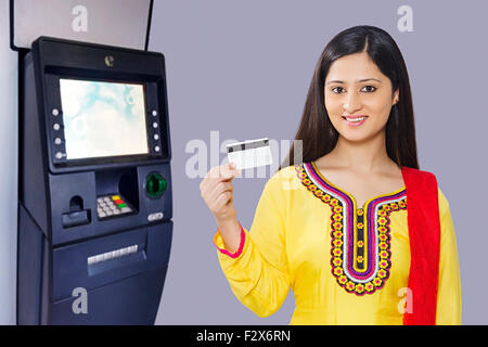 1 indische Frau Hausfrau ATM Maschinen Credit Karte anzeigen Stockfoto