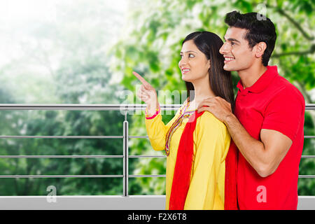 2 indische verheiratet paar zu Hause Reling stehend Schuldzuweisungen Stockfoto