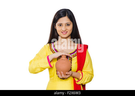 1 indische Frau Hausfrau sparen Geld Piggy Bank Stockfoto