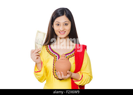 1 indische Frau Hausfrau sparen Geld Piggy Bank Stockfoto