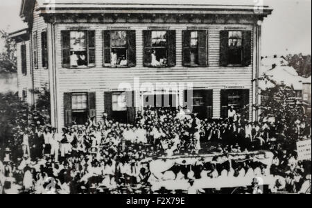 Eine republikanische politische Parade hielten vor dem Lincoln-Domizil am 8. August 1860. Ein Fotograf erfasst die Szene mit Lincoln - in einem weißen Anzug - stehend auf der rechten Seite des Einganges Stockfoto