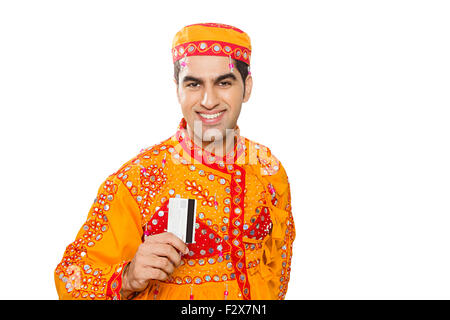 1 indische Gujrati Mann Kreditkarte zeigen Stockfoto