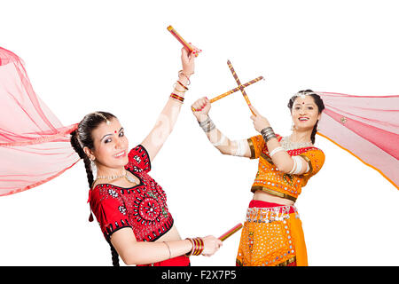 2 Rajasthani-Indianerin Navaratri Dandiya Tanz Stockfoto