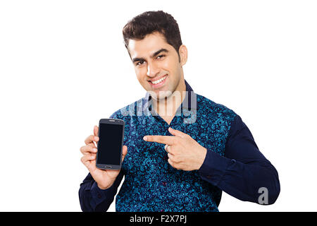 1 indische erwachsenen Mann Mobiltelefon zeigt Qualität Stockfoto