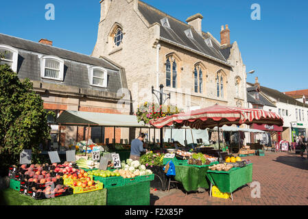 Obst und Gemüse Stall im Sketts Markt, Sheep Street, Bicester, Oxfordshire, England, Vereinigtes Königreich Stockfoto