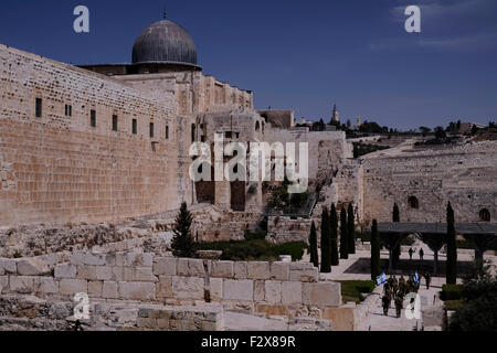 Eine Gruppe israelischer Soldaten steht mit israelischen Flaggen auf den Ruinen der Fatimid-Festung im Archäologischen Park von Jerusalem unter der Al Aksa-Moschee entlang der südlichen Mauer des Tempelhügels, auch Haram al Sharif genannt, in der Altstadt von Ostjerusalem Israel Stockfoto