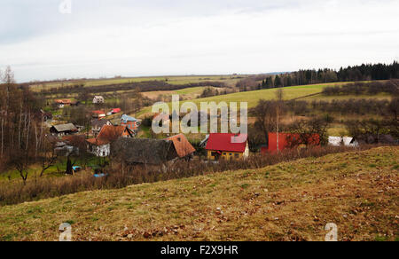 Dorf im Frühjahr. Beskiden-Gebirge, Polen. Stockfoto