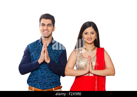 2 indische verheiratete Paar Diwali Festival Joined Hand willkommen Stockfoto