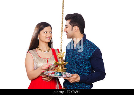 2 indische verheiratete Paar Diwali Festival Platte Diya Anbetung Stockfoto