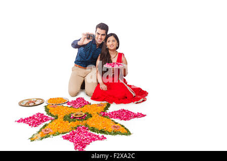 2 indische Kamera klicken und heiratete paar Diwali Festival entwerfen Rangoli Selfie Bild Stockfoto