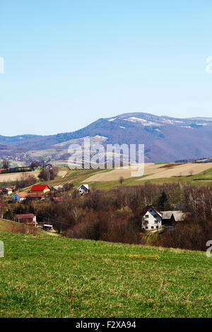 Beskiden Gebirge im zeitigen Frühjahr. Polen. Stockfoto