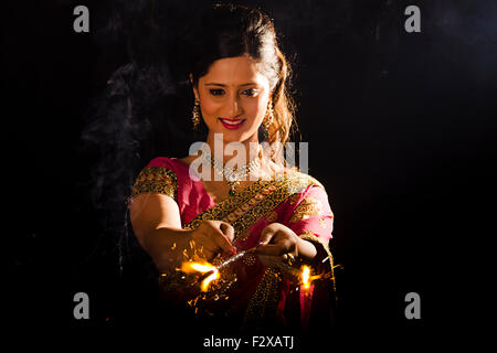 1 indische erwachsenen Frau Diwali Festival spielen Fire Cracker Stockfoto